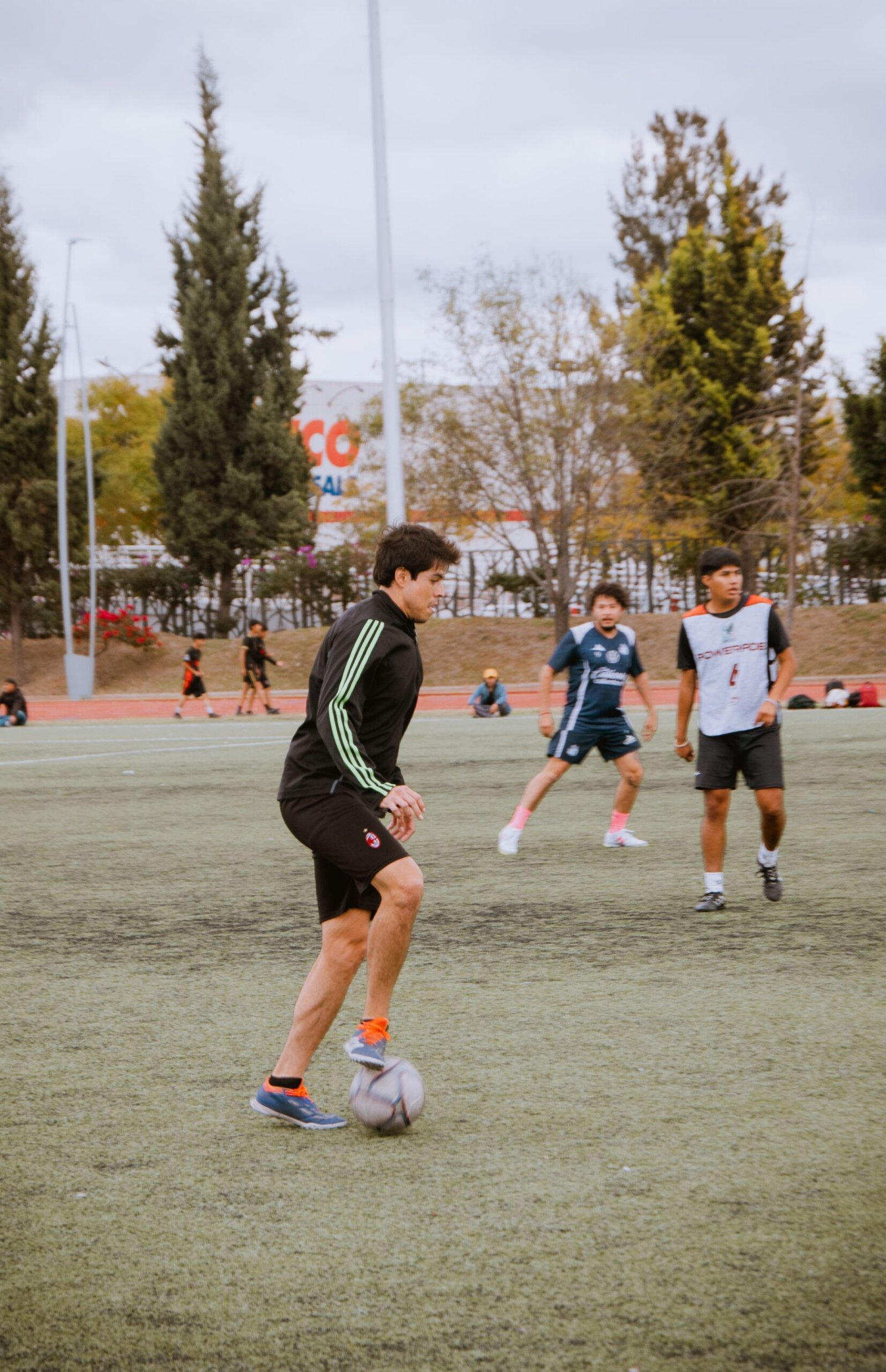 Young players practice football on a field in Heroica Puebla de Zaragoza, Mexico.